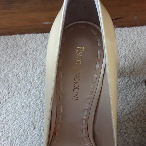 Enzo Angiolini cream/gold ruffle heels 8 - Picture 5 of 7